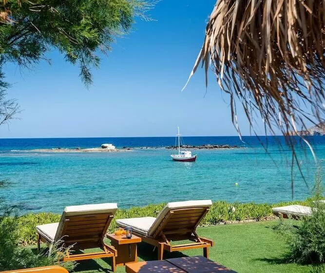 Niki Savvas Studio & Suites