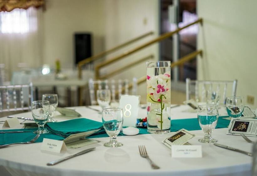 هتل Holiday Haven Resort & Banquet Hall