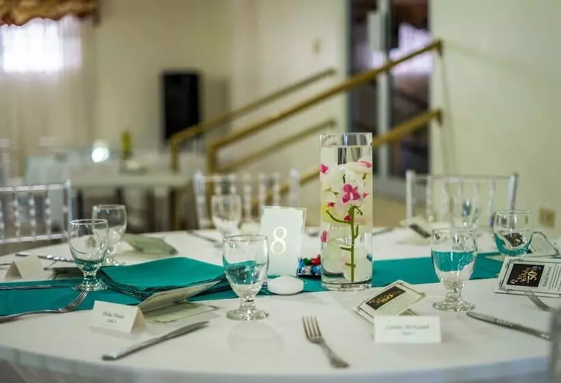 هتل Holiday Haven Resort & Banquet Hall