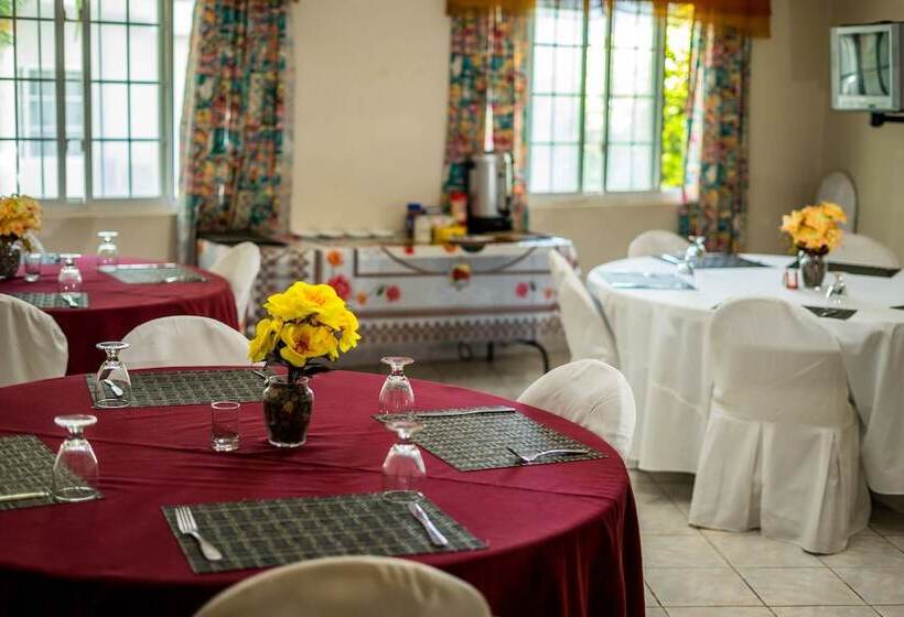 هتل Holiday Haven Resort & Banquet Hall