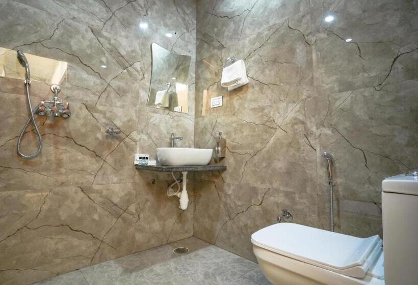 هتل Kishna Empire