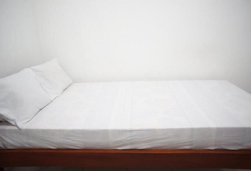 Hotel Spot On 93382 Gajayana Kost Female Only Syariah