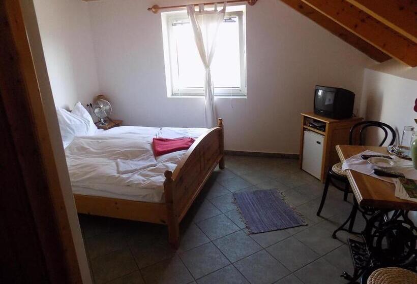 مبيت وإفطار Platán Panzió