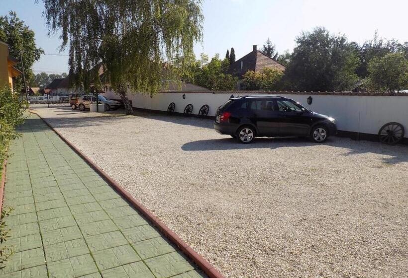 مبيت وإفطار Platán Panzió