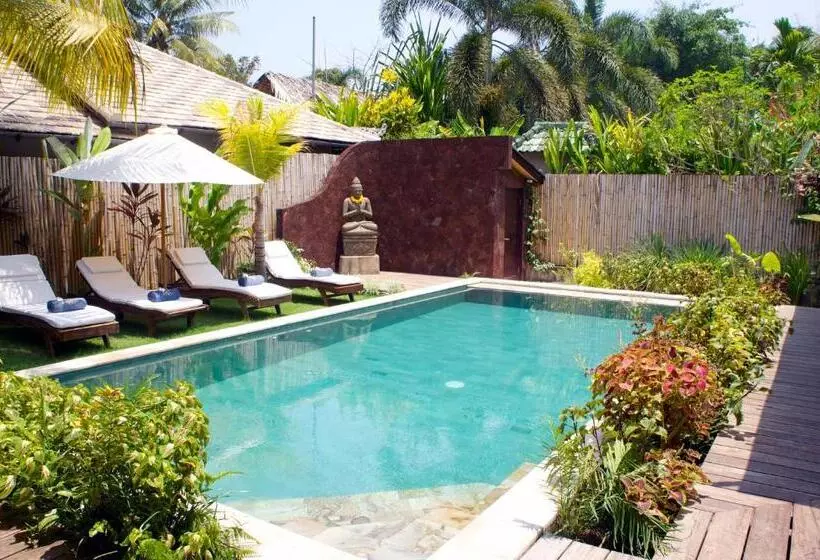 Cili Emas Oceanside Resort
