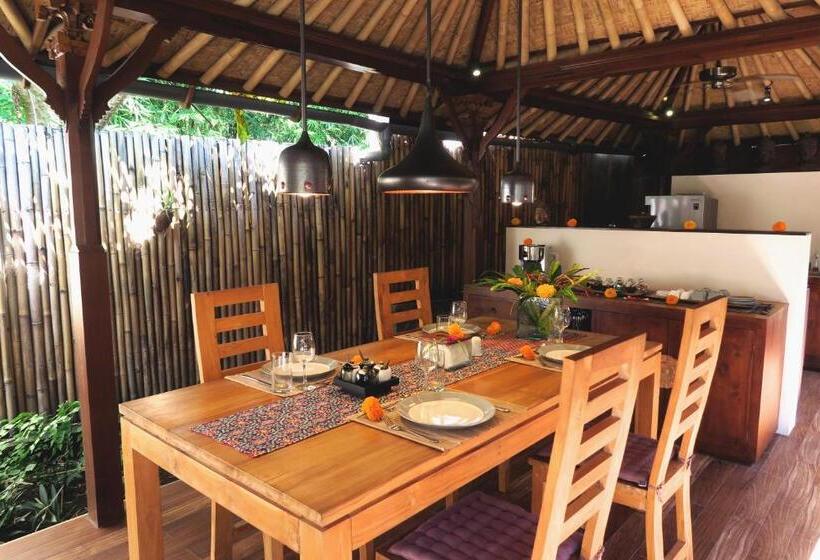 Cili Emas Oceanside Resort