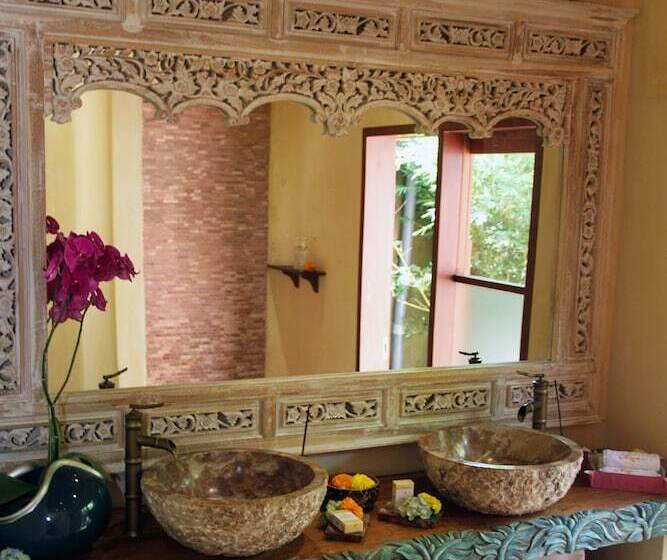 Cili Emas Oceanside Resort