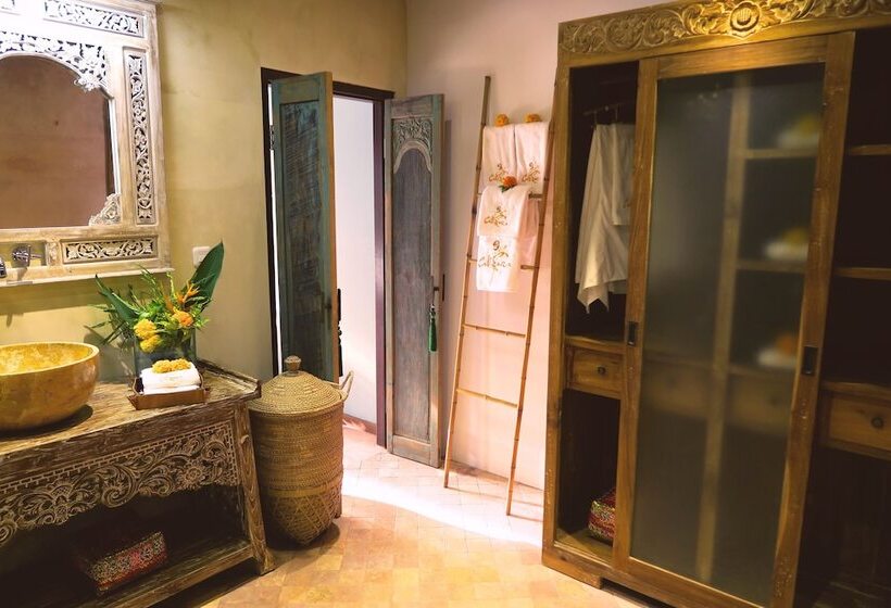 Cili Emas Oceanside Resort