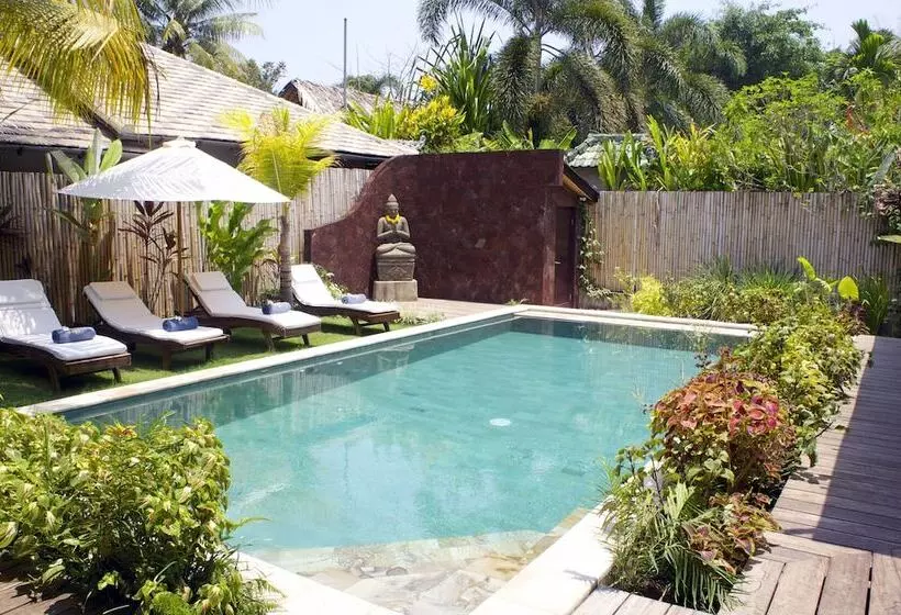 Cili Emas Oceanside Resort