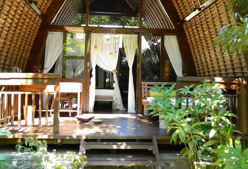 Cili Emas Oceanside Resort