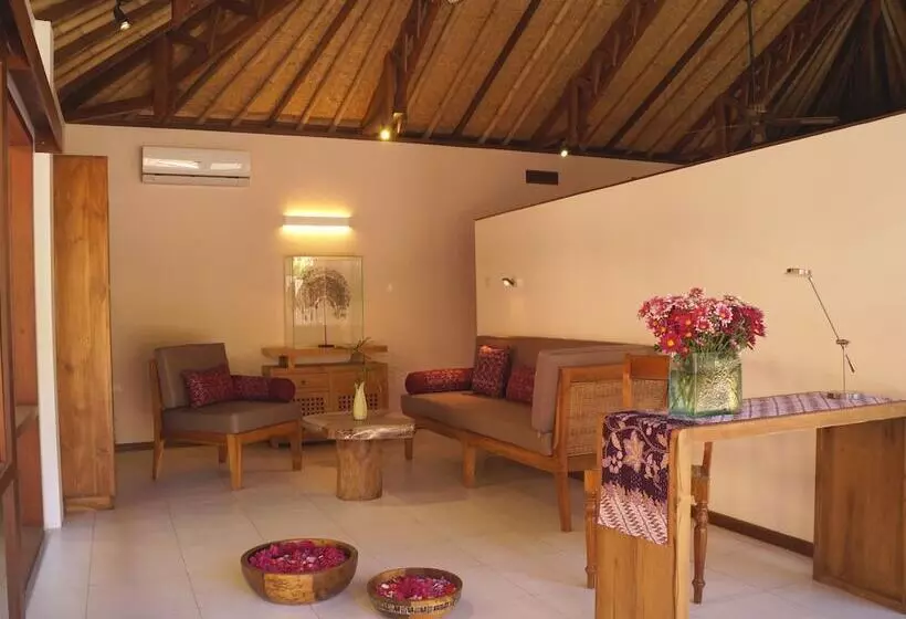Cili Emas Oceanside Resort