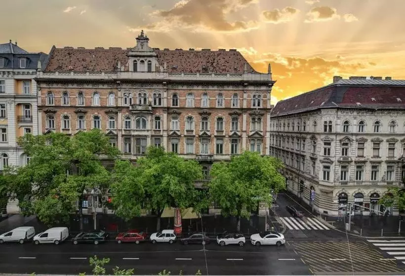William S Guesthouse And Hostel