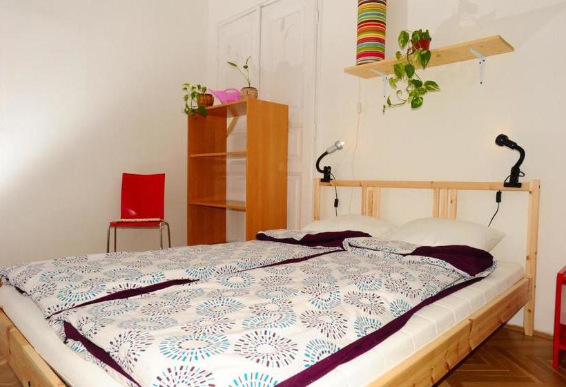 Zsófi S House Hostel 2.0