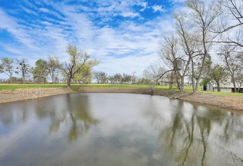 14 Acres W/ Pond Access: Farmhouse In Temple!