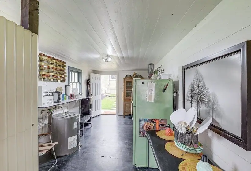 14 Acres W/ Pond Access: Farmhouse In Temple!