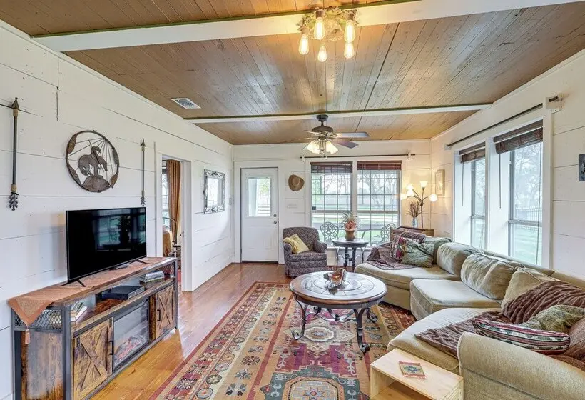 14 Acres W/ Pond Access: Farmhouse In Temple!