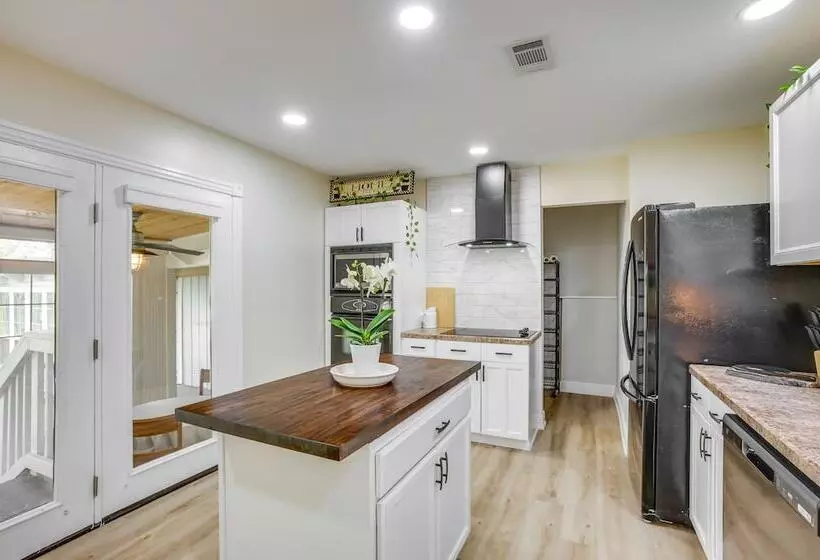 Conroe Home W/ Enclosed Deck: Pets Welcome!