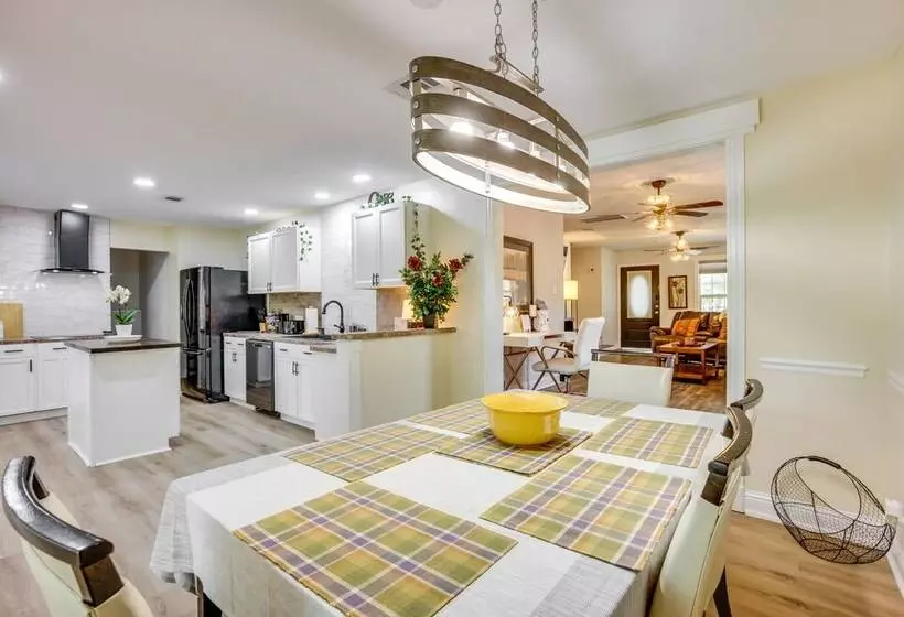 Conroe Home W/ Enclosed Deck: Pets Welcome!