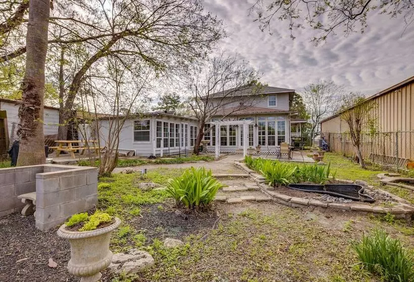 Conroe Home W/ Enclosed Deck: Pets Welcome!