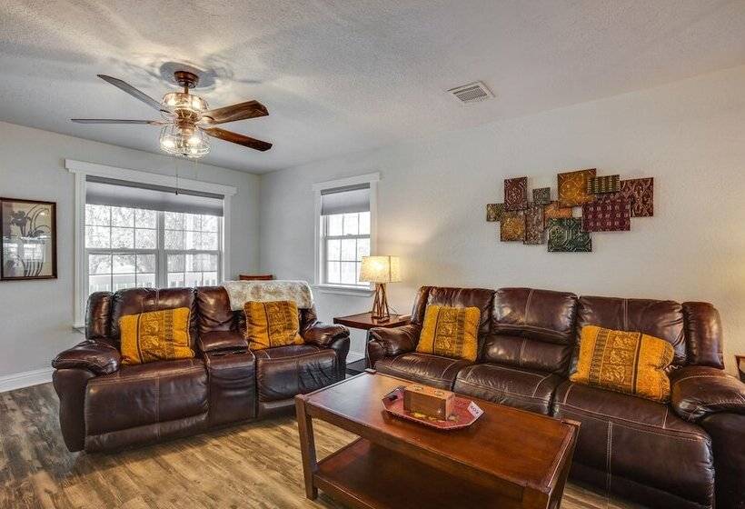 Conroe Home W/ Enclosed Deck: Pets Welcome!