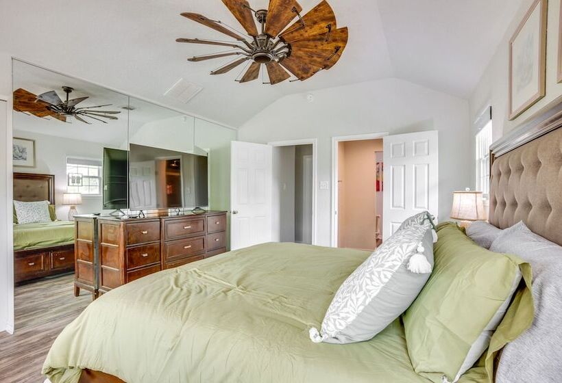 Conroe Home W/ Enclosed Deck: Pets Welcome!