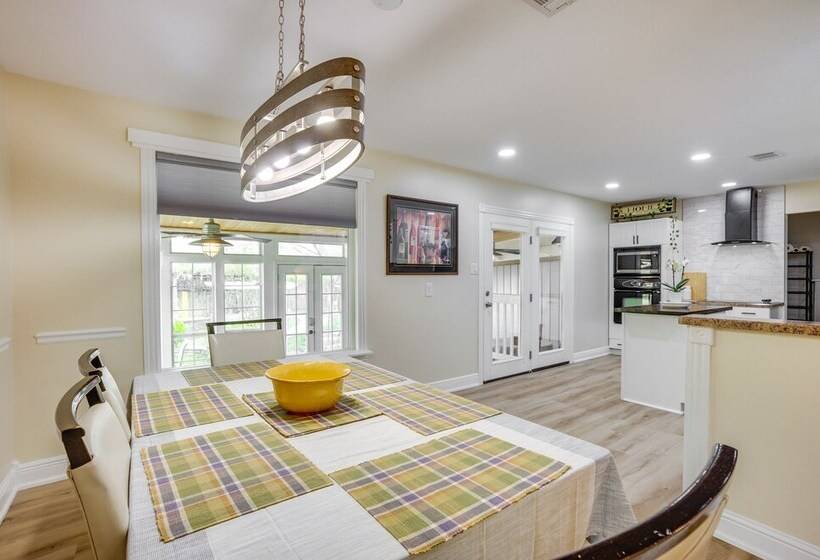 Conroe Home W/ Enclosed Deck: Pets Welcome!