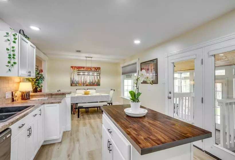 Conroe Home W/ Enclosed Deck: Pets Welcome!