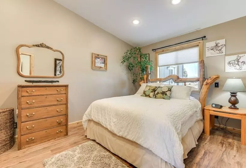 Cozy Dillon Retreat: Fireplace, Mountain Views!