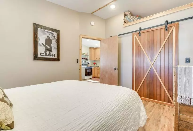 Cozy Dillon Retreat: Fireplace, Mountain Views!