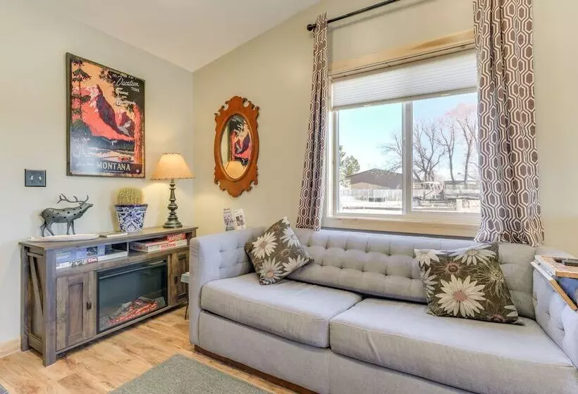 Cozy Dillon Retreat: Fireplace, Mountain Views!