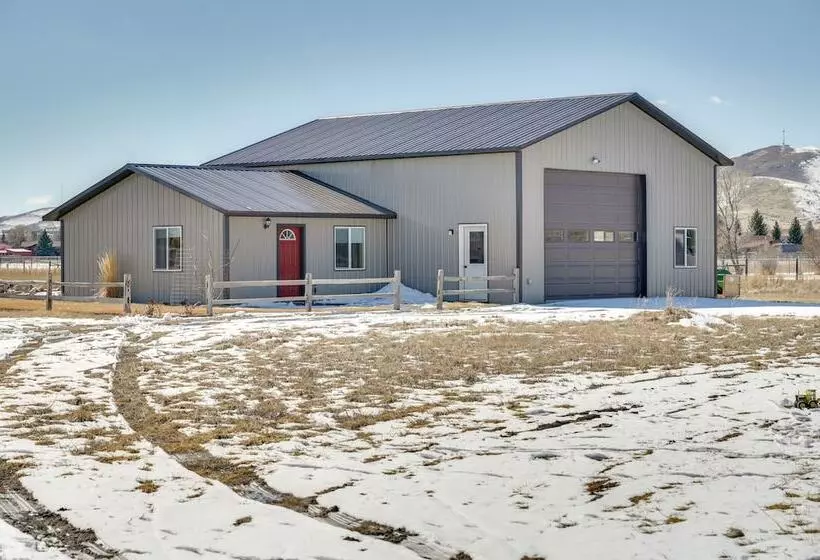 Cozy Dillon Retreat: Fireplace, Mountain Views!