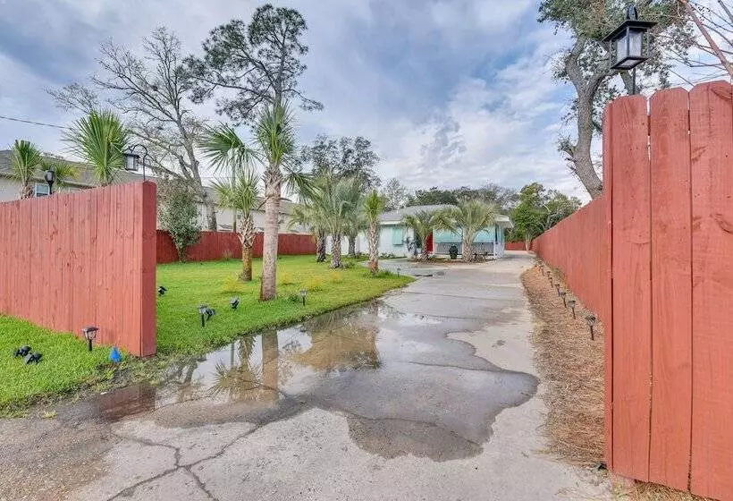 Fort Walton Beach Cottage W/ Patio & Hot Tub!