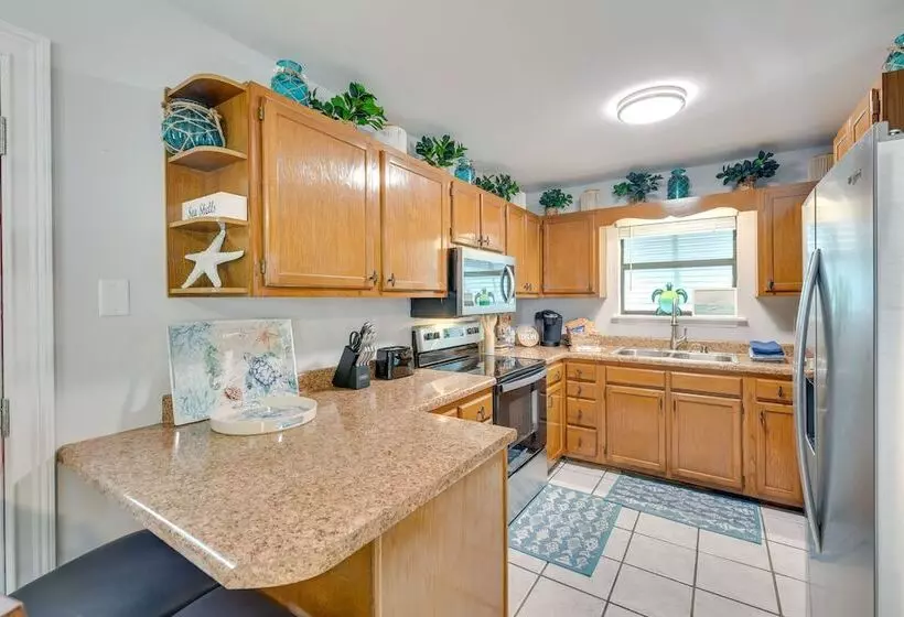 Fort Walton Beach Cottage W/ Patio & Hot Tub!