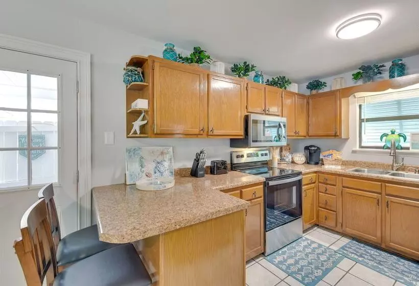 Fort Walton Beach Cottage W/ Patio & Hot Tub!