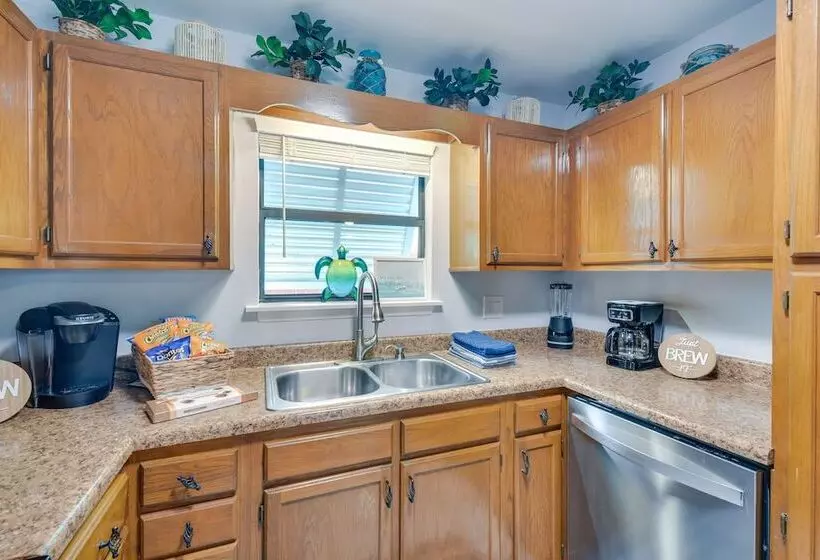 Fort Walton Beach Cottage W/ Patio & Hot Tub!