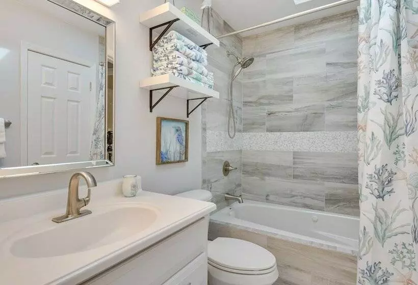 Fort Walton Beach Cottage W/ Patio & Hot Tub!
