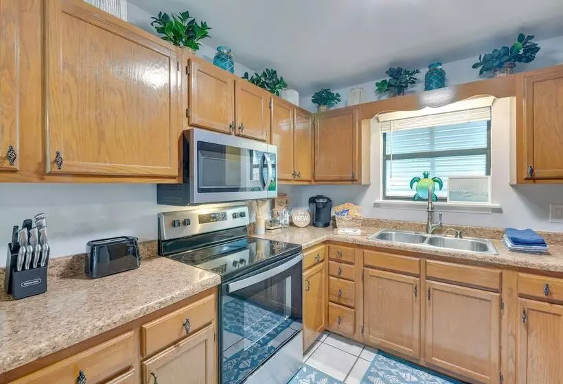 Fort Walton Beach Cottage W/ Patio & Hot Tub!