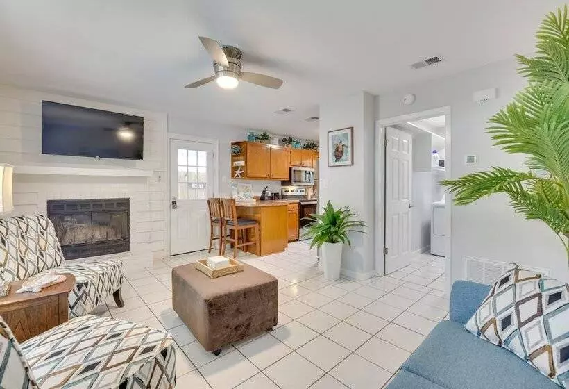 Fort Walton Beach Cottage W/ Patio & Hot Tub!