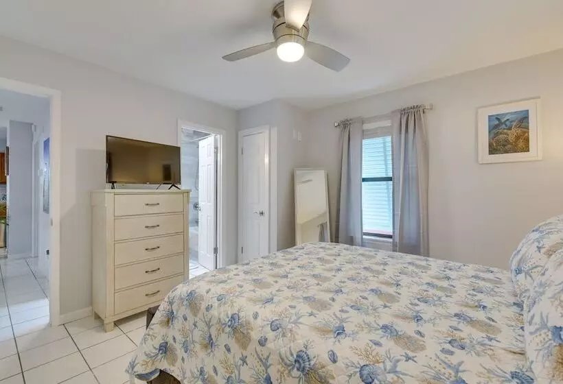 Fort Walton Beach Cottage W/ Patio & Hot Tub!