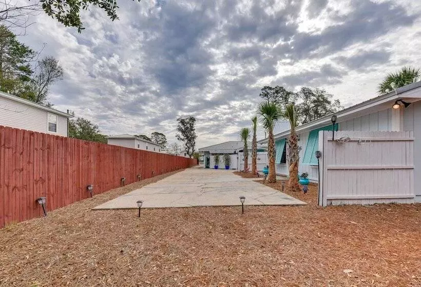 Fort Walton Beach Cottage W/ Patio & Hot Tub!