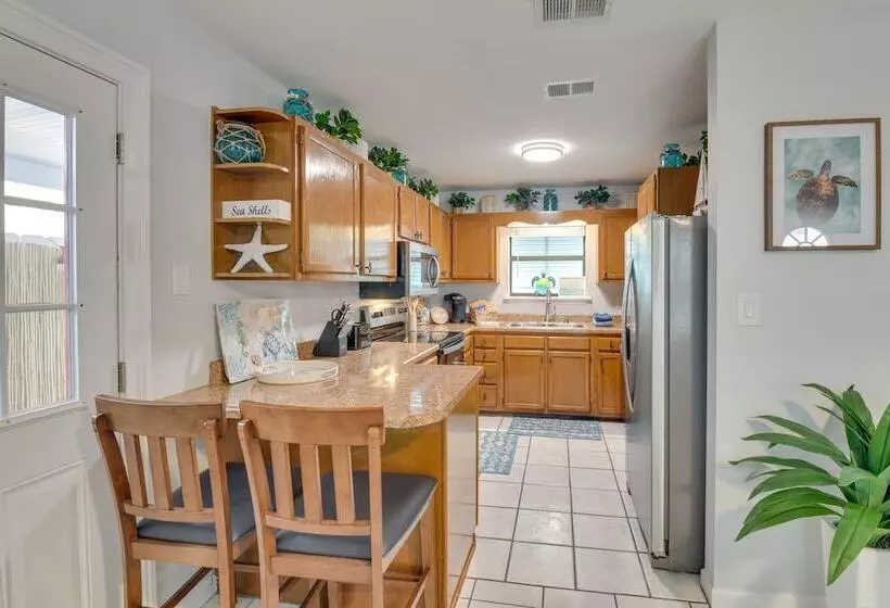 Fort Walton Beach Cottage W/ Patio & Hot Tub!