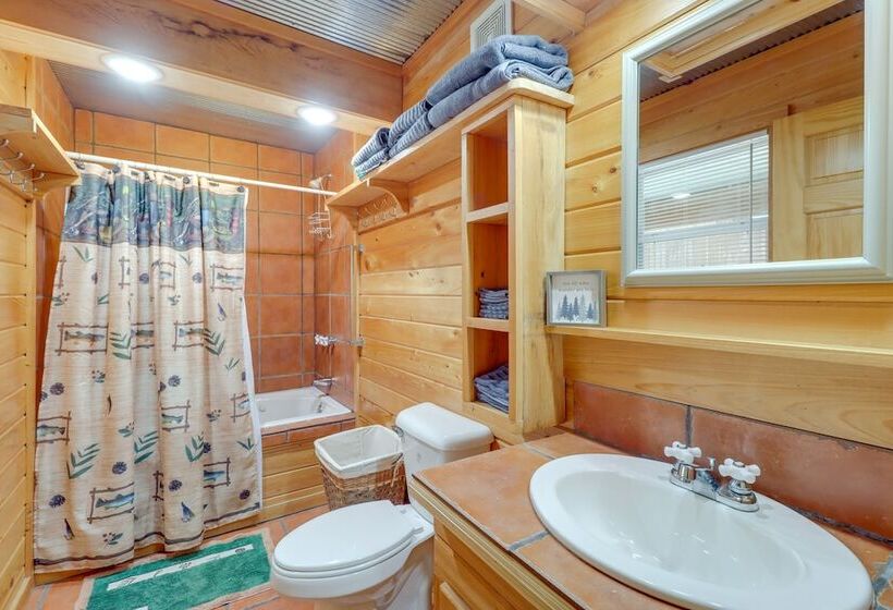 0.5 Mi To Greers Ferry Lake: Heber Springs Cabin