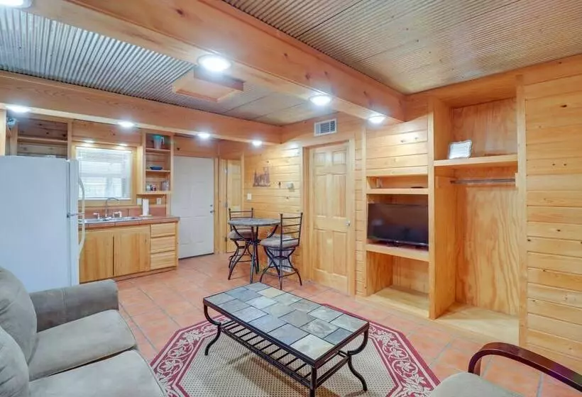 0.5 Mi To Greers Ferry Lake: Heber Springs Cabin