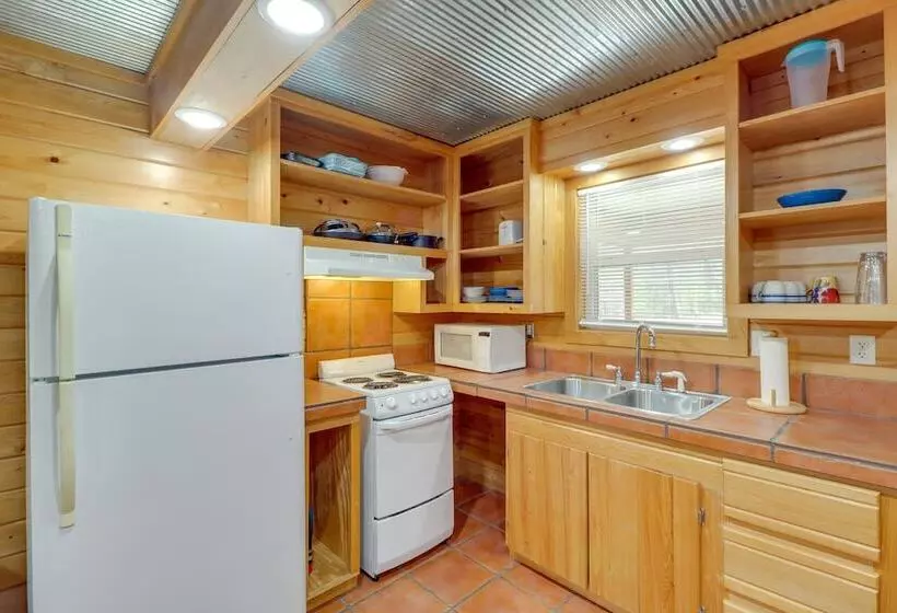 0.5 Mi To Greers Ferry Lake: Heber Springs Cabin