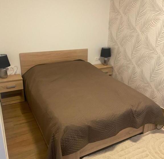 מלון כמוסות Beugró Lak