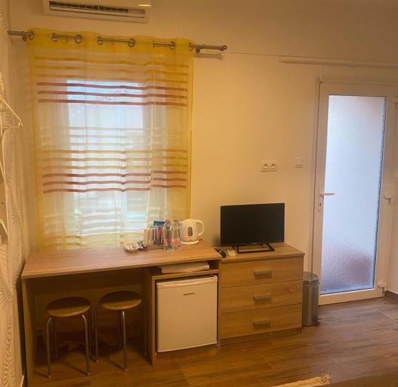 מלון כמוסות Beugró Lak