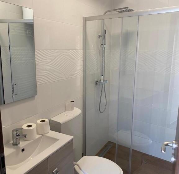 מלון כמוסות Beugró Lak