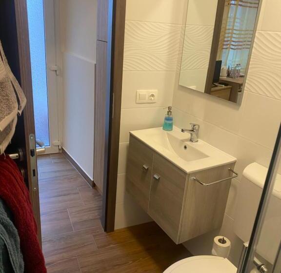 מלון כמוסות Beugró Lak