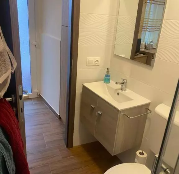 カプセルホテル Beugró Lak