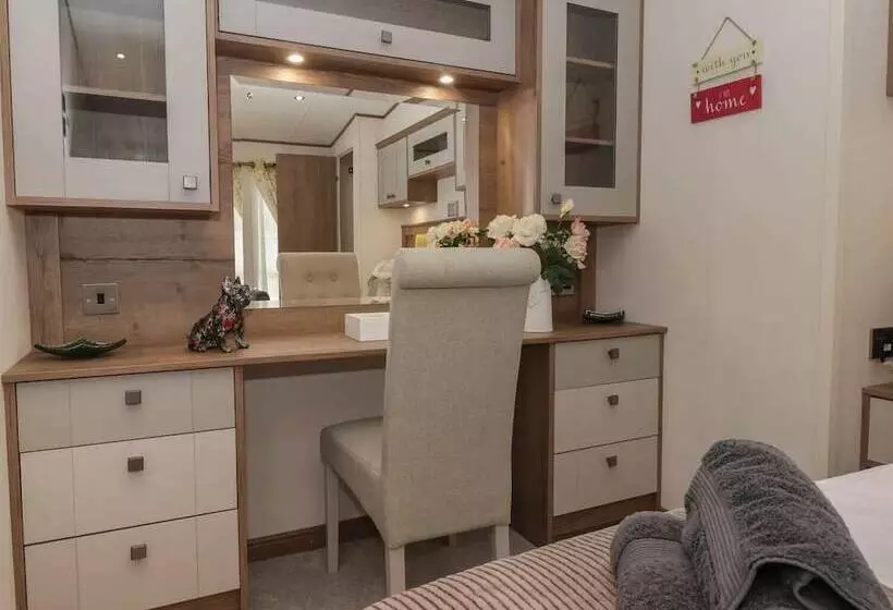 Hotelli Whispering Willows 2 Bed Lodge In Scarborough